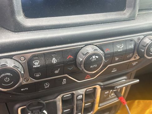 Used 2023 Jeep Gladiator Overland w/ LED Lighting Group AWD/4WD image 13