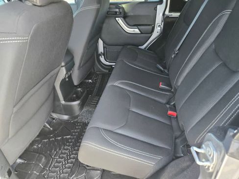 Used 2018 Jeep Wrangler Unlimited Sahara w/ Connectivity Group AWD/4WD image 12