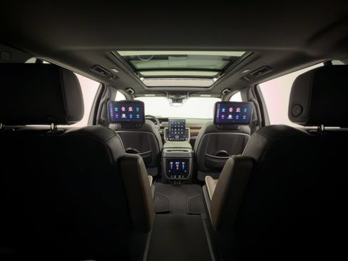 Used 2025 GMC Yukon Denali Ultimate AWD/4WD image 13