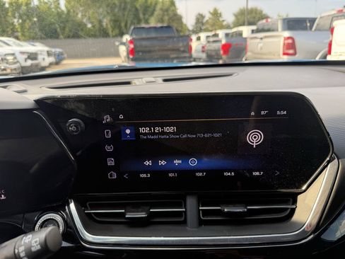 Used 2025 Chevrolet Trax RS w/ Sunroof Package FWD image 25