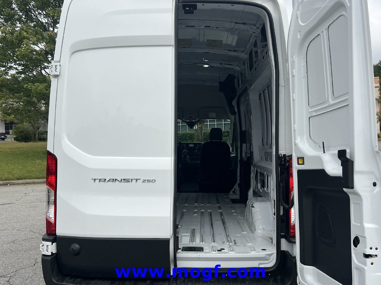 Used 2025 Ford Transit 250 148 High Roof RWD image 18