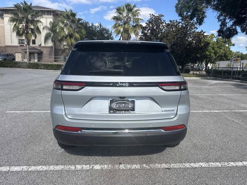 Used 2023 Jeep Grand Cherokee Laredo image 5