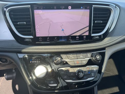 Used 2025 Chrysler Pacifica Limited FWD image 29