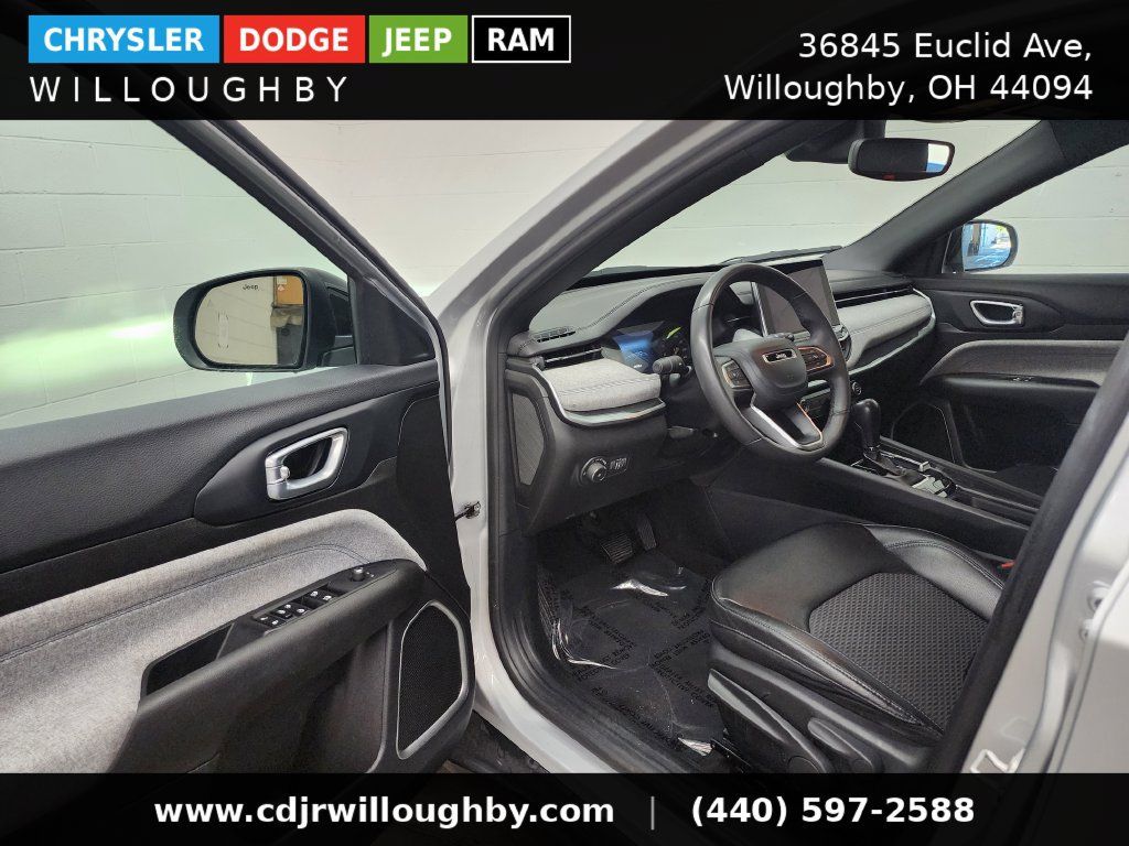 Used 2024 Jeep Compass Latitude AWD/4WD image 13
