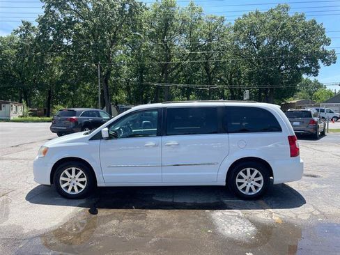 Used 2014 Chrysler Town & Country Touring FWD image 8