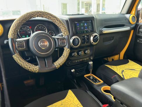 Used 2015 Jeep Wrangler Unlimited Rubicon w/ Connectivity Group image 19