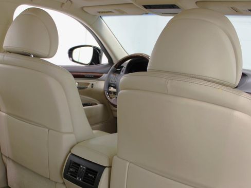 Used 2017 Lexus LS 460 w/ Comfort Package RWD image 42