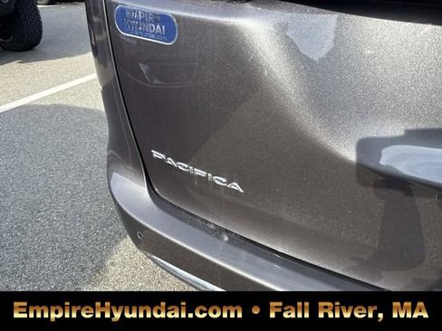 Used 2023 Chrysler Pacifica Limited image 5