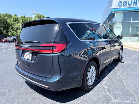 Used 2025 Chrysler Pacifica Select FWD image 6