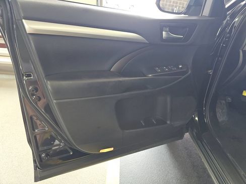 Used 2019 Toyota Highlander XLE w/ Carpet Mat Package (TMS) AWD/4WD image 17
