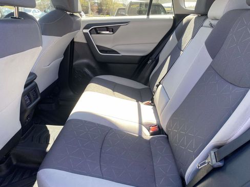 Used 2021 Toyota RAV4 XLE w/ Convenience Package FWD image 11