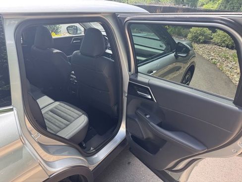 New 2025 Mitsubishi Outlander SE image 13