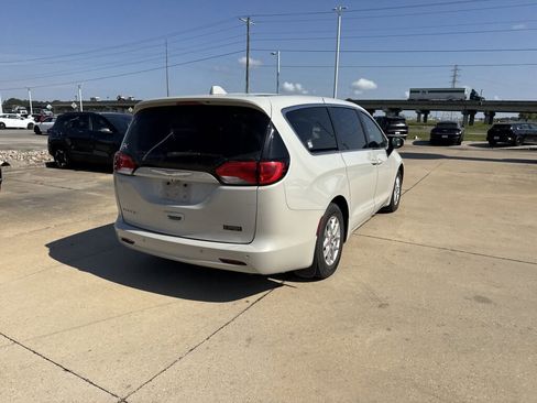 Used 2017 Chrysler Pacifica Touring image 19