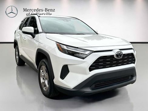 Used 2022 Toyota RAV4 XLE w/ Convenience Package FWD image 4