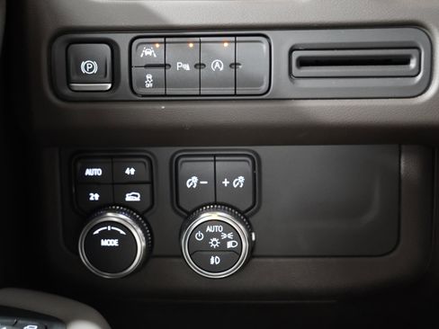 Used 2023 GMC Yukon SLT image 31