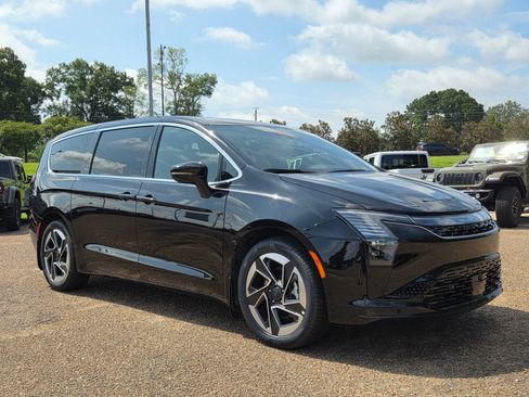 New 2027 Chrysler Pacifica Limited FWD image 2