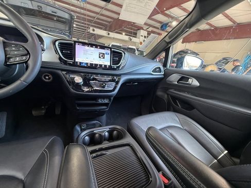 Used 2024 Chrysler Pacifica Limited FWD image 15