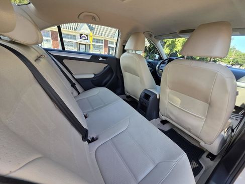 Used 2013 Volkswagen Jetta SE FWD image 34