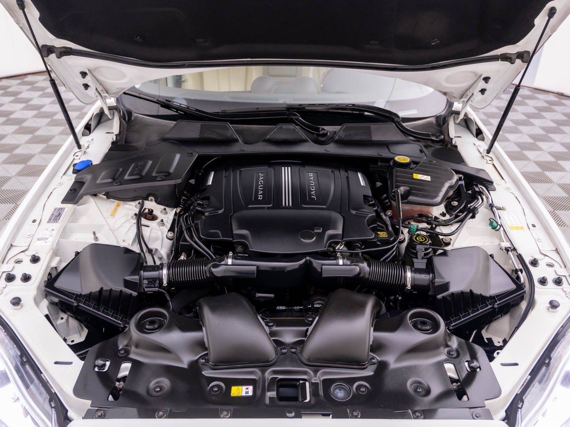 Used 2015 Jaguar XJ AWD image 36