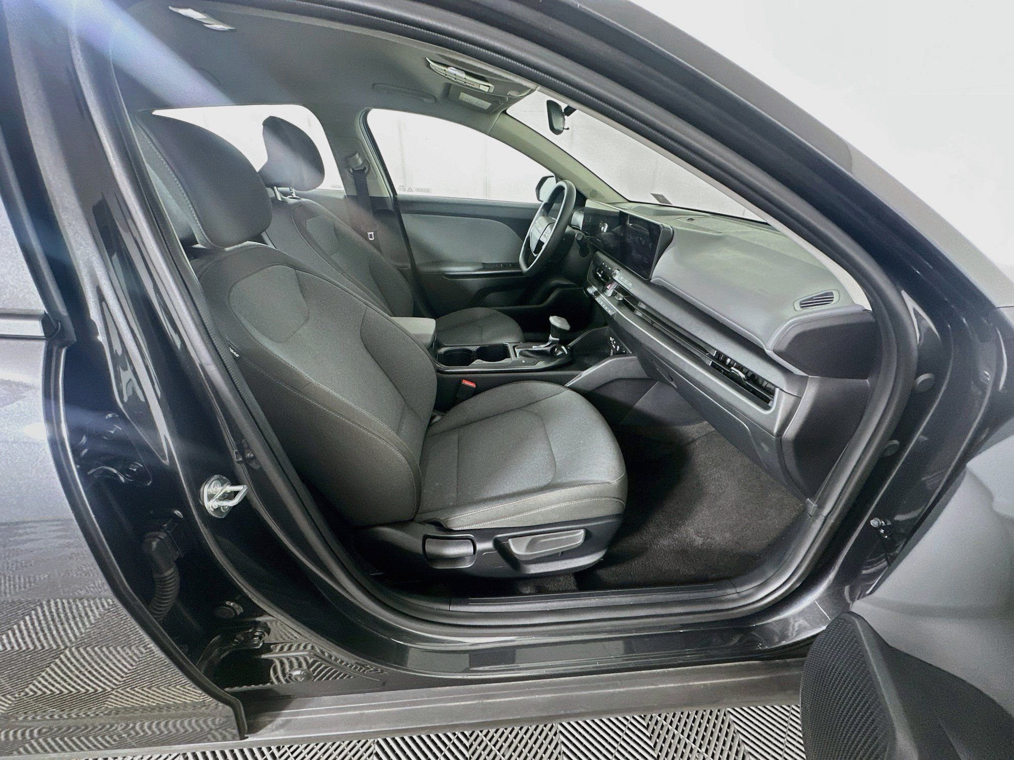 Used 2025 Kia K4 FWD image 29
