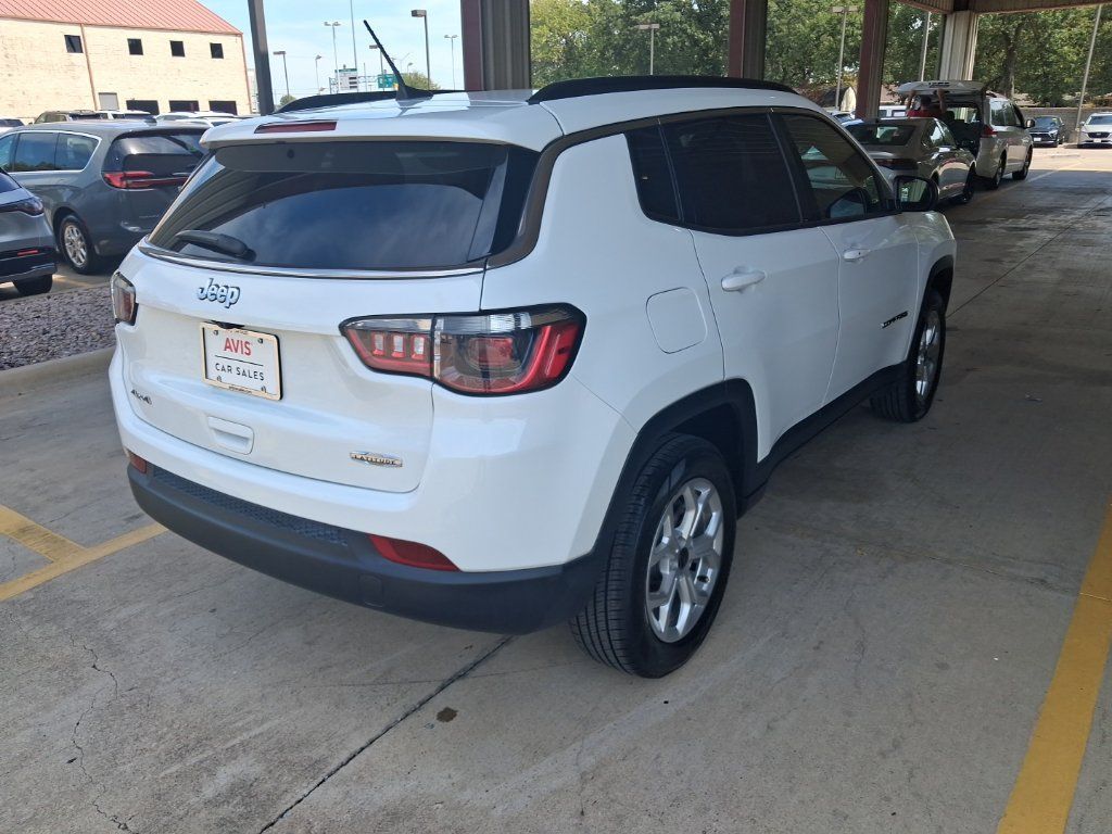 Used 2025 Jeep Compass Latitude w/ Sun & Sound Group AWD/4WD image 8