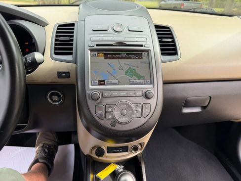 Used 2013 Kia Soul ! w/ Premium Pkg image 18