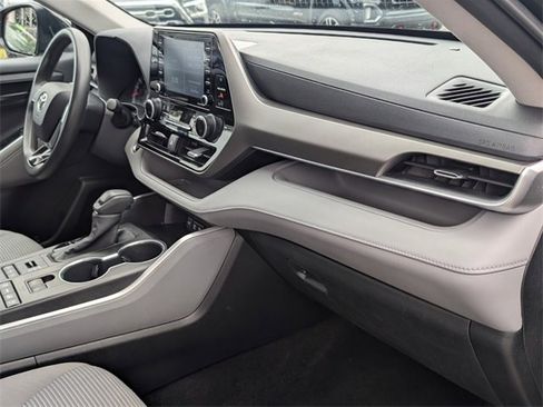 Used 2020 Toyota Highlander L image 19