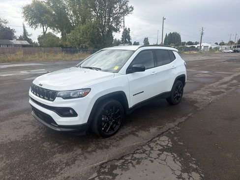 Used 2025 Jeep Compass Latitude w/ Convenience Group AWD/4WD image 4