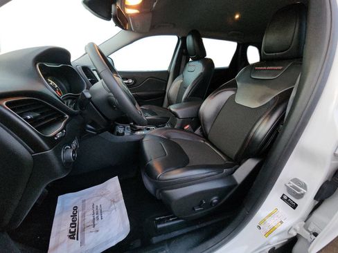 Used 2022 Jeep Cherokee Trailhawk image 9