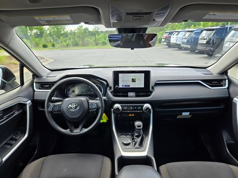 Used 2024 Toyota RAV4 LE AWD/4WD image 10