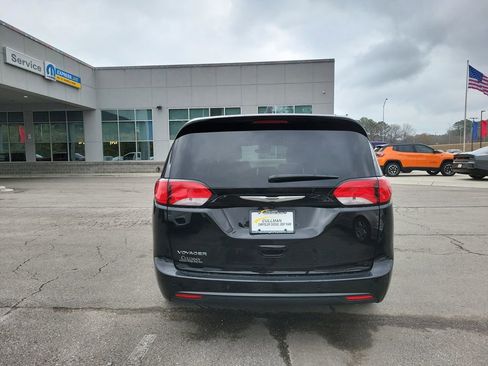 Used 2025 Chrysler Voyager LX image 4