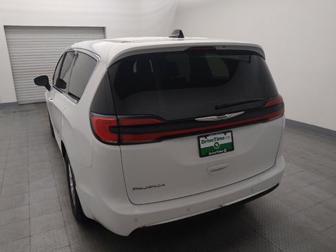 Used 2023 Chrysler Pacifica Touring-L FWD image 6