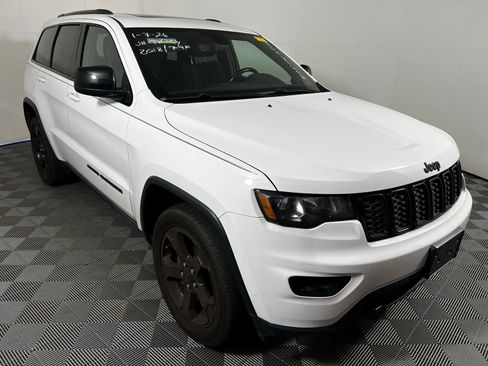 Used 2018 Jeep Grand Cherokee Laredo image 3