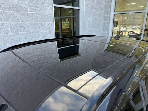 Used 2018 Land Rover Range Rover Velar R-Dynamic SE image 11