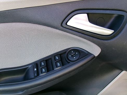 Used 2014 Ford Focus SE w/ Interior Protection Package FWD image 12