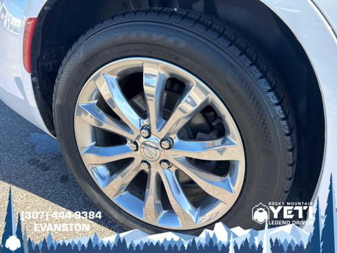 Used 2017 Chrysler 300 C AWD/4WD image 10