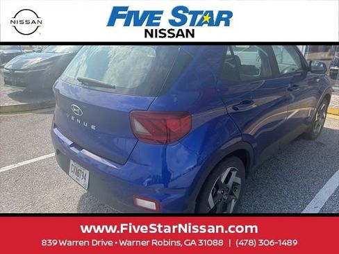 Used 2023 Hyundai Venue Limited FWD image 2