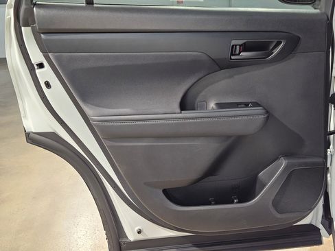 Certified 2025 Toyota Highlander LE FWD image 33
