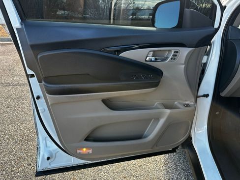 Used 2016 Honda Pilot Touring image 10