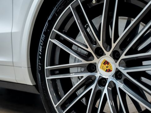 Used 2021 Porsche Cayenne Turbo image 18