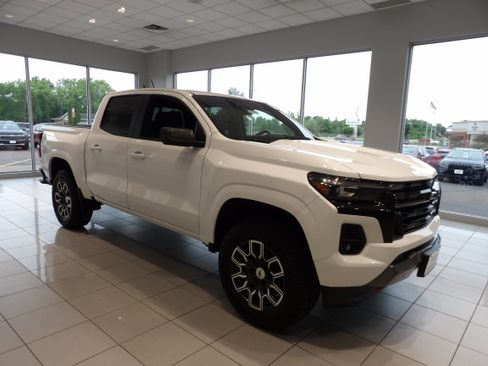 Used 2025 Chevrolet Colorado Z71 AWD/4WD image 3
