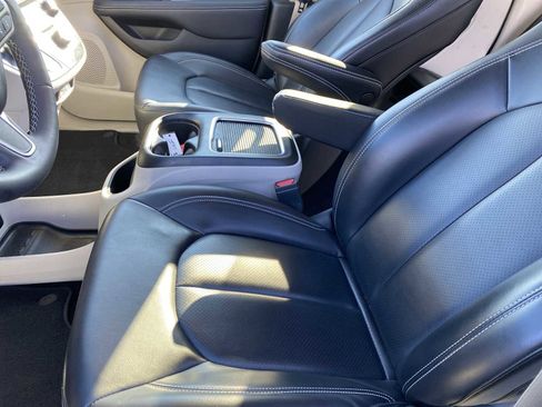 Used 2023 Chrysler Pacifica Touring-L image 26