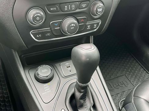 Used 2019 Jeep Cherokee Latitude Plus w/ Cold Weather Group image 30