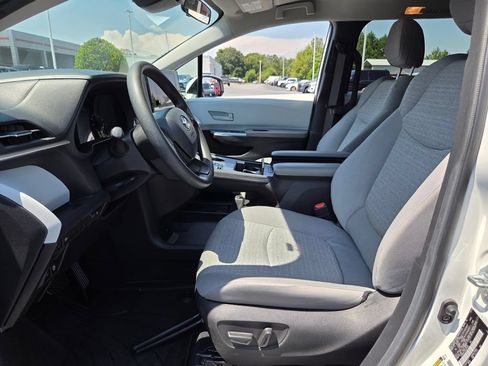 Used 2025 Toyota Sienna LE FWD image 5