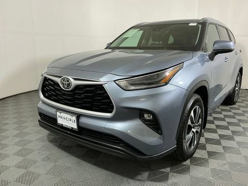 Used 2021 Toyota Highlander XLE AWD/4WD image 2