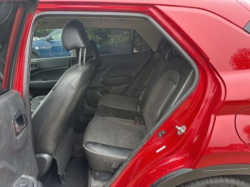 Used 2022 Hyundai Venue Limited FWD image 11