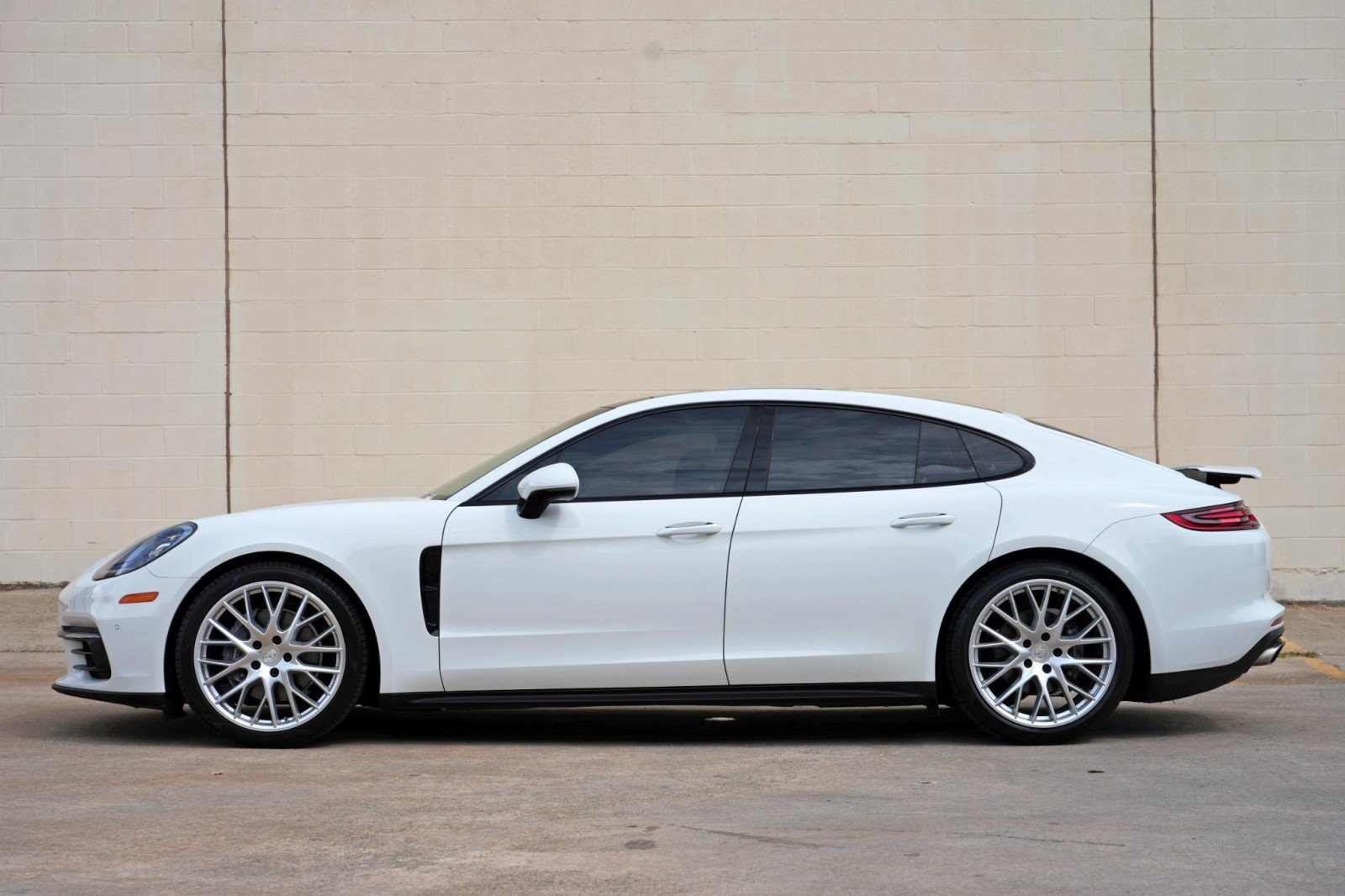 Used 2018 Porsche Panamera image 9