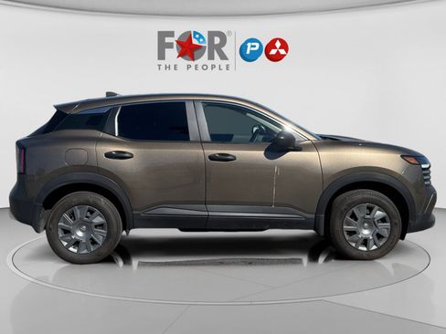 Used 2025 Nissan Kicks S image 6