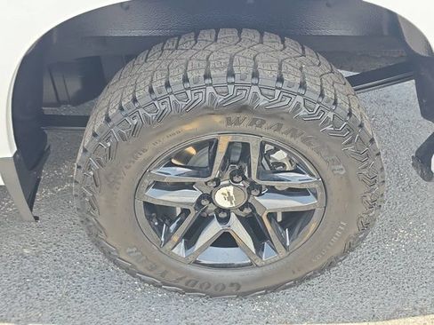 Used 2024 Chevrolet Silverado 1500 LT RWD image 8