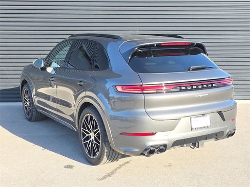 Used 2025 Porsche Cayenne image 3